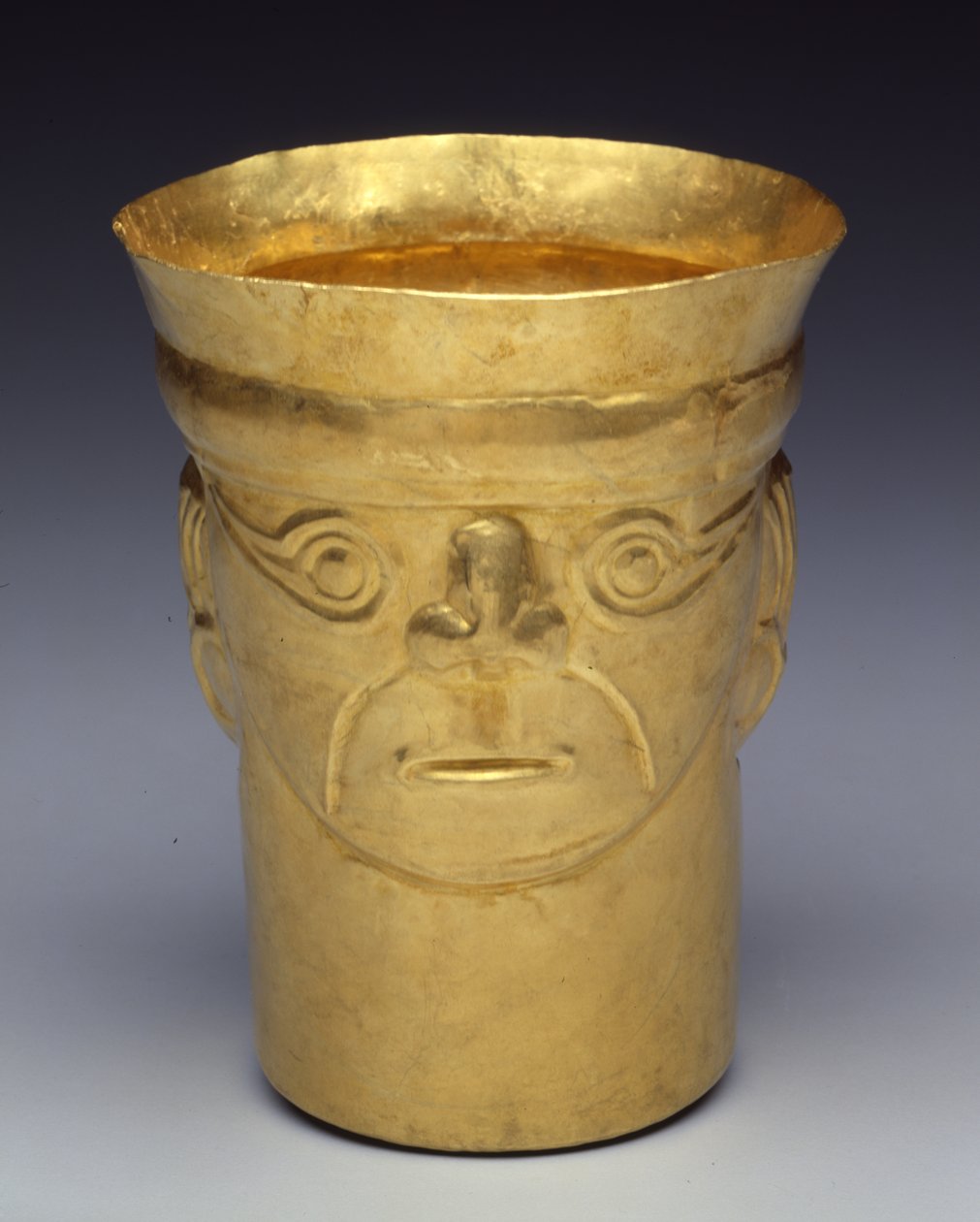 Kaksipuolinen kuppi, 900-1100 (kulta) tekijältä Culture Sicán