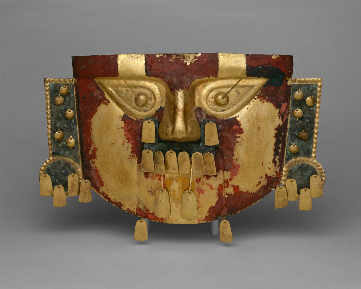 Perulainen hautausnaamio, 900-1100 jKr (kulta-, hopea-kuparipäällysteet, sinopeli) tekijältä Culture Sicán