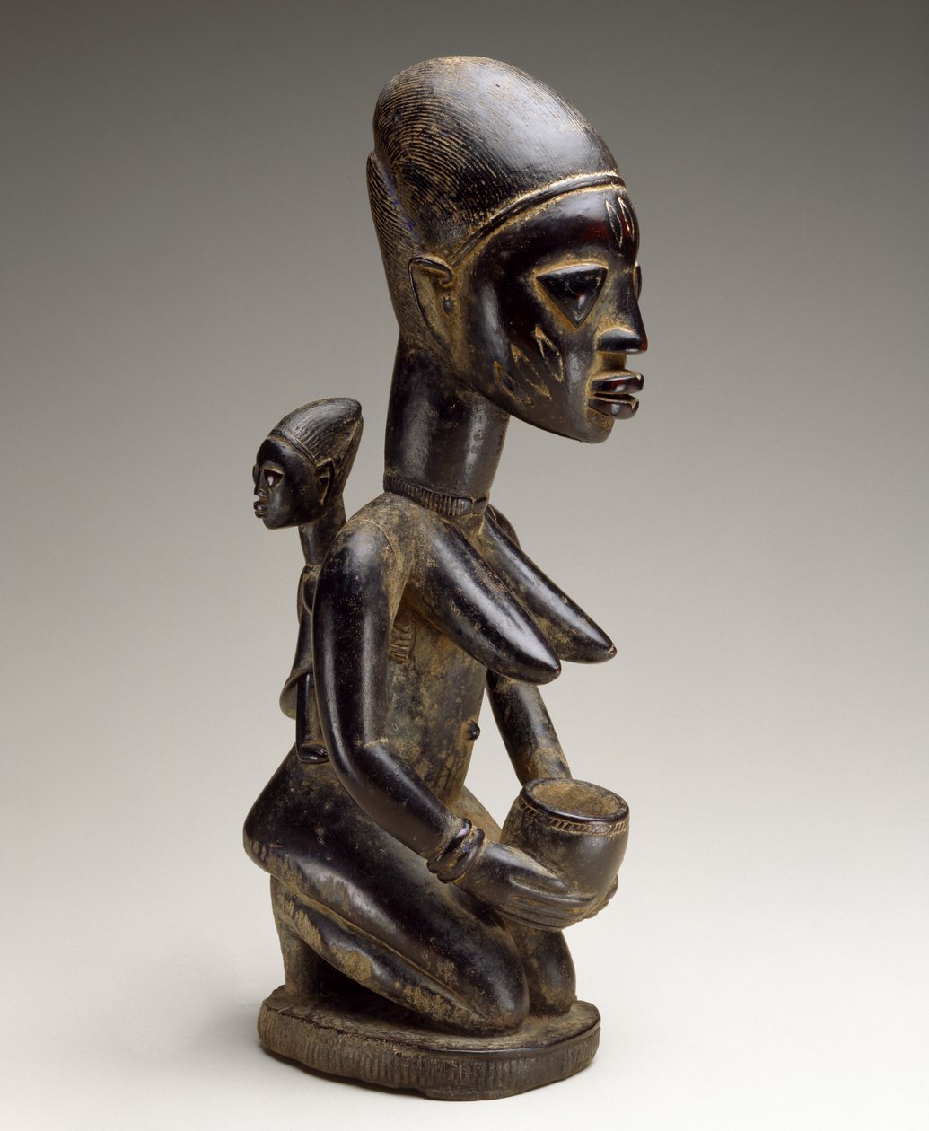 Äiti- ja lapsihahmo, Nigeria, 1800-luvun loppu (puuta ja indigon jälkiä) tekijältä Yoruba Culture