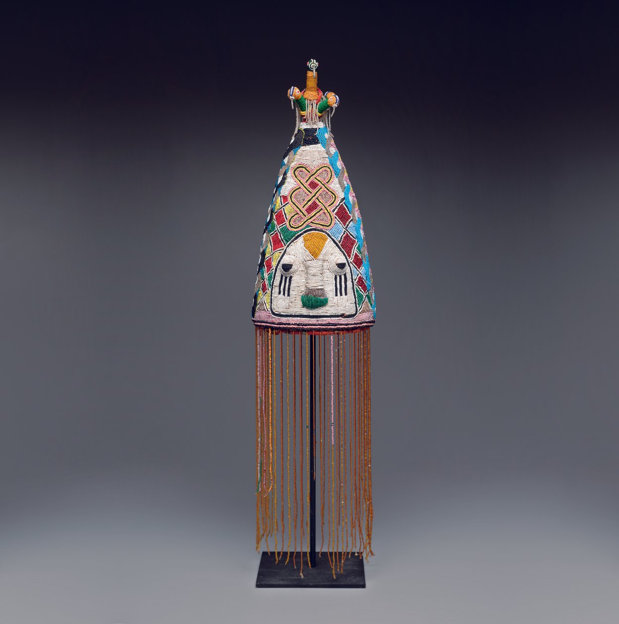 Kuninkaallinen kruunu (ade), 1800-luvun lopusta 1900-luvun alkuun (lasihelmiä, kangasta, koria ja kuitua) tekijältä Yoruba Culture