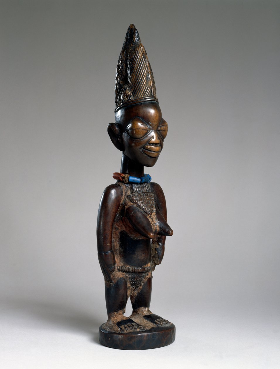 Kaksoishahmo (ere ibeji), Ila-Orangunin alue, Nigeria, 1800-luvun loppu tai 1900-luvun alku (puuta, lasihelmiä ja tukulan jälkiä) tekijältä Yoruba Culture