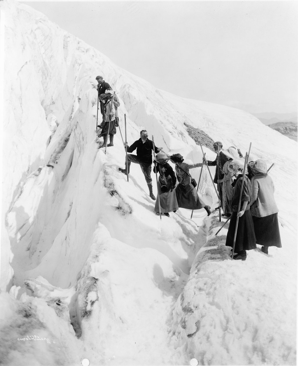 Ryhmä miehiä ja naisia kiipeämässä Paradise Glacier -jäätikölle Mount Rainierin kansallispuistossa, Washingtonissa. tekijältä Curtis & Miller