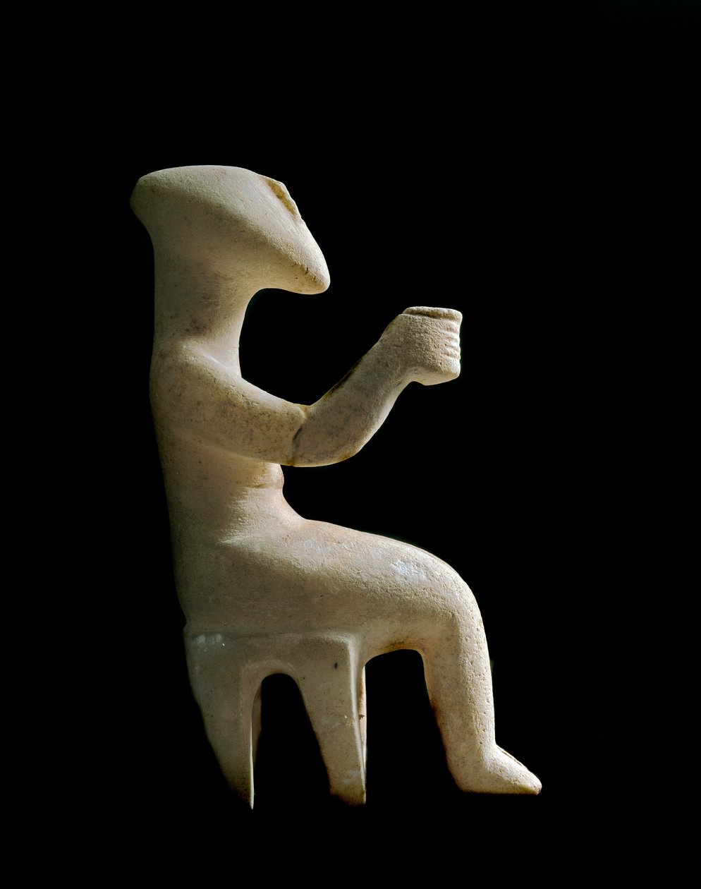 Kykladien taide: "" hahmo istuu jakkaralla""" Marmori-idoli, upotettu okralla. Kykladien sivilisaatio (-3200-2000) Aurinko. 15,2 cm Athenes, Kansallinen arkeologinen museo (inv. 3910) tekijältä Cycladic Cycladic