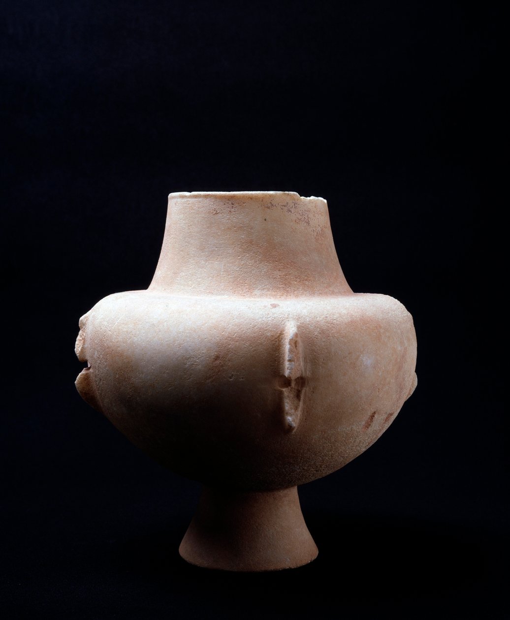 Valkoinen marmorimaljakko, jossa okranvärisiä inkrustaatioita. Kykladien sivilisaatio, 3200-2000 eaa tekijältä Cycladic Cycladic
