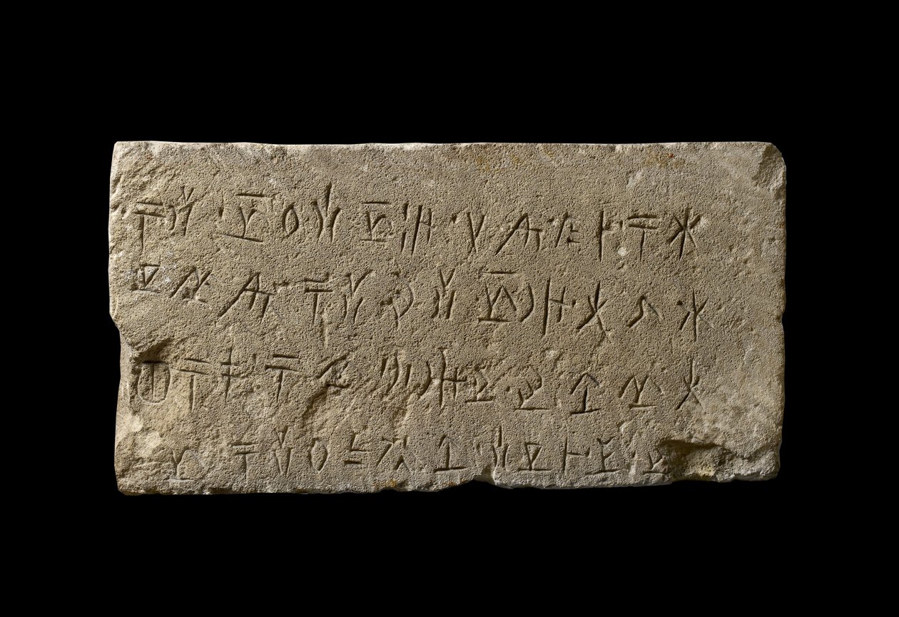 Kyprosyllabinen Eteocypriot-kirjoitus (4 riviä) kivilevylle, n. 480-310 eKr. tekijältä Cypriot