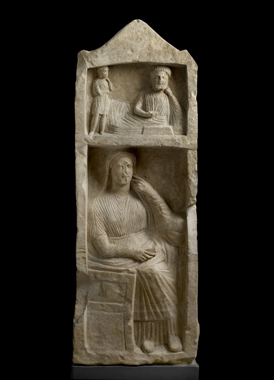 Kalkkikivihaudan stele, kohokuvio parrakkaasta juhlatilaisesta, jossa on poikahoitaja ja istuva nainen, n. 325-30 eKr. (kalkkikivi) tekijältä Cypriot