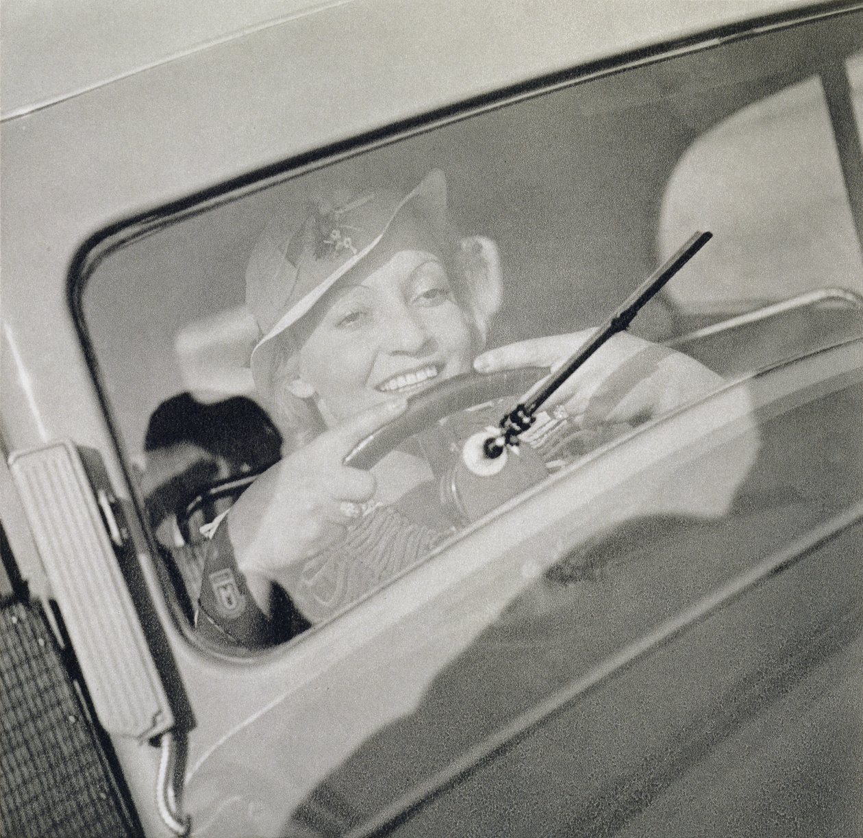 Nainen ajamassa, noin 1930-luku (syväpaino) tekijältä Czech Photographer