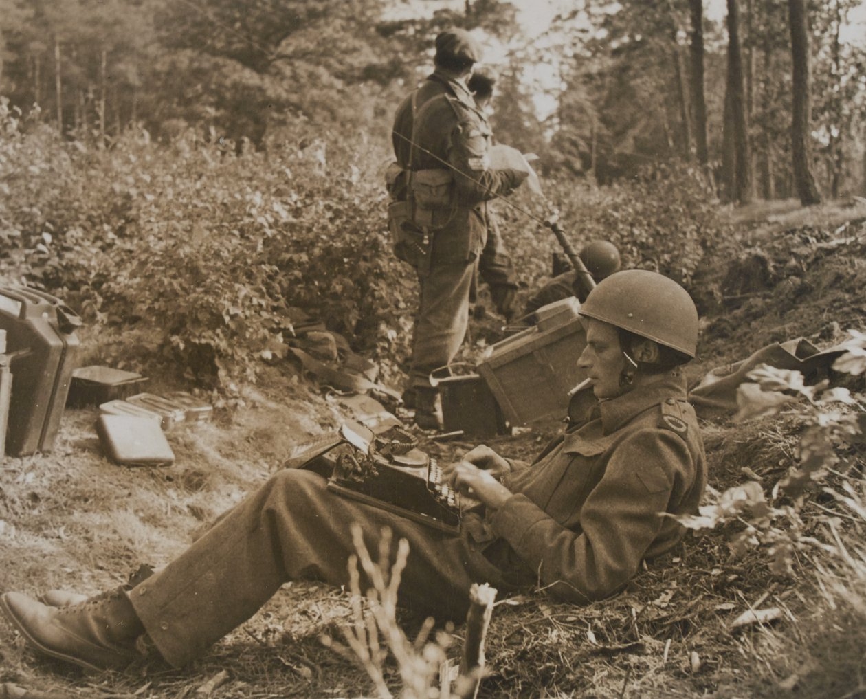 Sotakirjeenvaihtaja Alan Wood kirjoittaa kirjettä tekijältä D.M. Sgt. Smith
