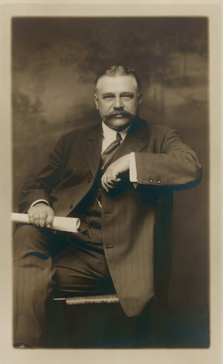George Kessler. Muodollinen istuva muotokuva, kohde edessä tekijältä D.P. Thompson Studio