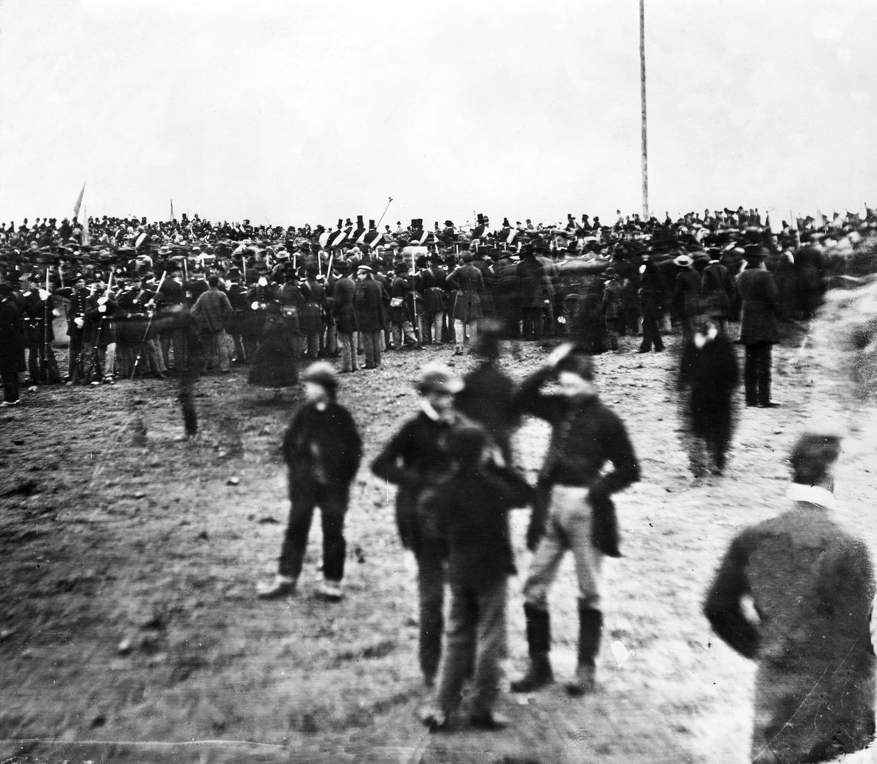 Väkijoukko Lincolnin Gettysburgin osoitteessa, 1863 tekijältä David Bachrach