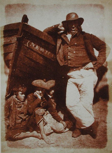 A Newhaven Fisherman and Boys, n. 1843-1847 (suolapaperiprintti kalotyyppinegatiivista) tekijältä David Octavius and Adamson Robert Hill