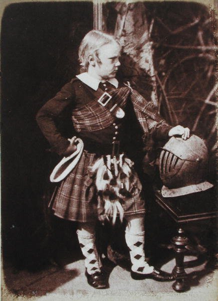 Young Scot Lad in Kilt (suolapaperiprintti kalotyyppinegatiivista) tekijältä David Octavius and Adamson Robert Hill