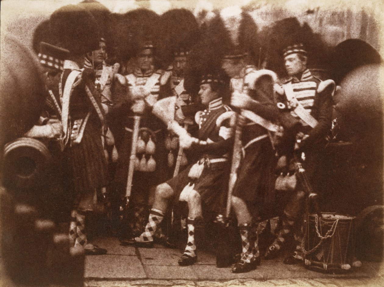 [92. Gordon Highlandersin upseeri lukemassa joukkoja, Edinburghin linna], 9. huhtikuuta 1846. Tekijät: David Octavius Hill, Robert Adamson, Hill & Adamson. tekijältä Hill and Adamson