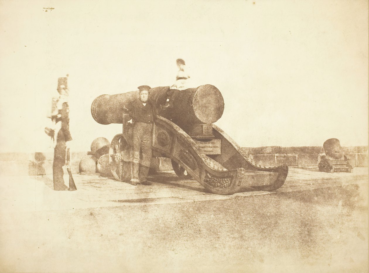 Tykki "Mons Meg" Edinburghin linnassa ja sotilas 2. Royal Scots -pataljoonassa..., 184 Tekijät: David Octavius Hill, Robert Adamson, Hill & Adamson. tekijältä Hill and Adamson