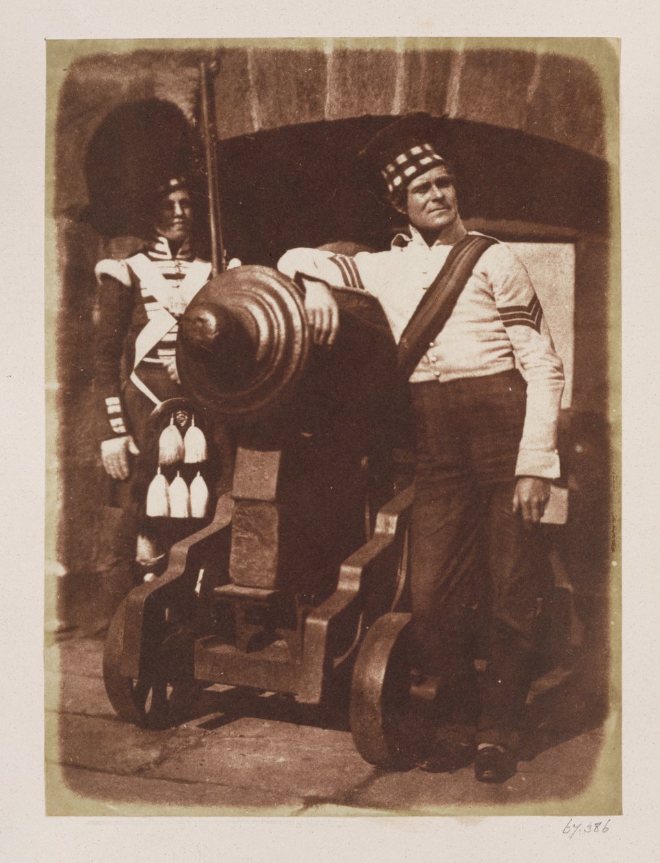 Artilleryman ja Highlander, Edinburghin linna (suolapaperiprintti kalotyyppinegatiivista) tekijältä David Octavius Hill