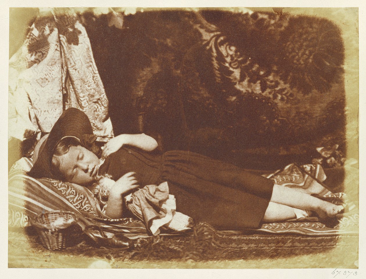The Bedfellows, n. 1843–1847 (suolapaperiprintti kalotyyppinegatiivista) tekijältä David Octavius Hill