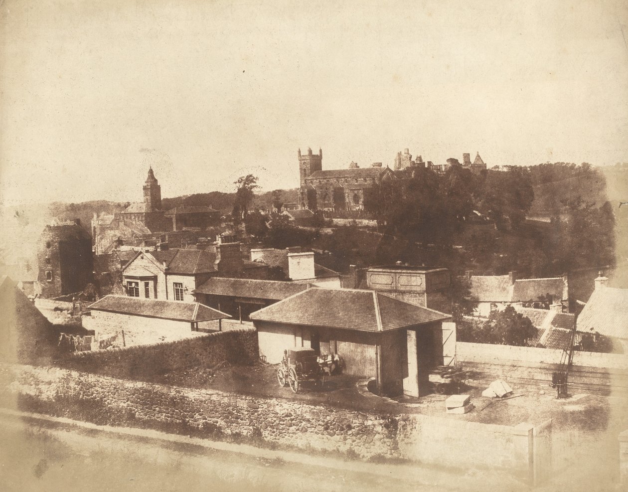 Linlithgow, rautatieasemalta, kaupungintalo, Pyhän Mikaelin kirkko ja palatsi tekijältä David Octavius Hill and Robert Adamson