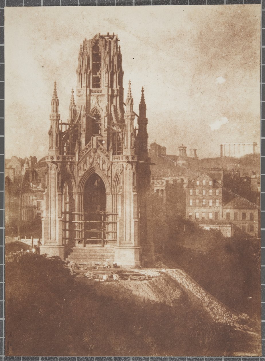 Scott Monument, Edinburgh, rakennusvaiheessa, 1840-44 (suolattu paperivedos kalotypianegatiivista). tekijältä David Octavius Hill and Robert Adamson