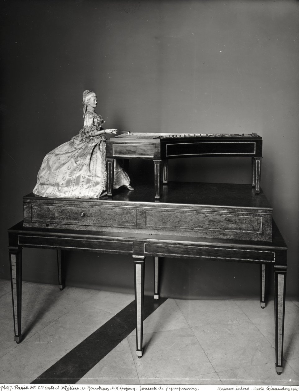 Dulcimer Player (puu ja metalli) (katso myös 157814) tekijältä David Roentgen