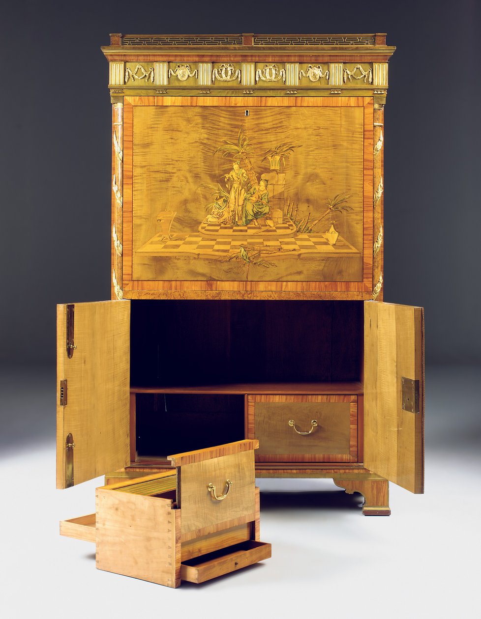 Uusklassinen Secretaire a abattant, n. 1775 (ormolu-asennettu sycamore, marjakuusi, petsattu tulppaanipuu & marquetry) katso myös 491918-19) tekijältä David Roentgen
