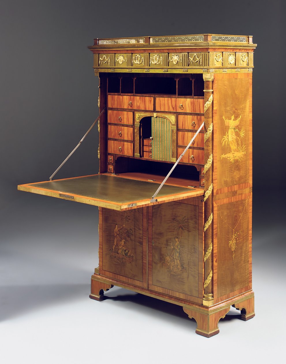Uusklassinen Secretaire a abattant, n. 1775 (ormolu-asennettu sycamore, marjakuusi, petsattu tulppaanipuu ja intarsia) katso myös 491918-20) tekijältä David Roentgen
