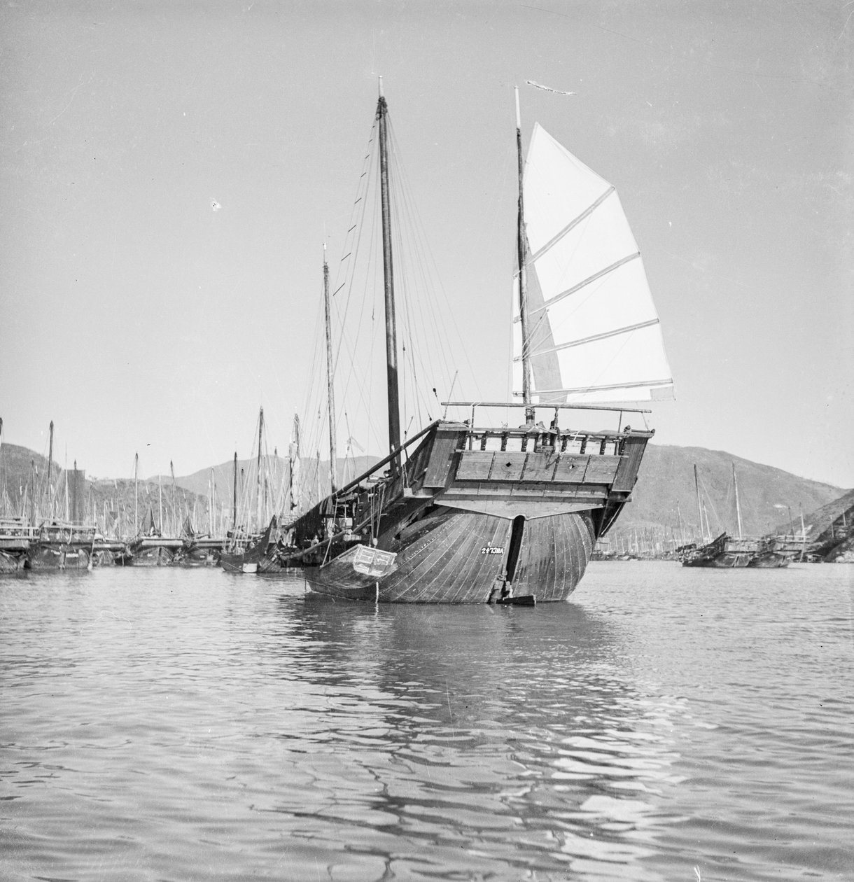 Hongkongin kalastajalaiva 2473HA on ankkuroituna Hongkongissa. tekijältä David Watkin Waters