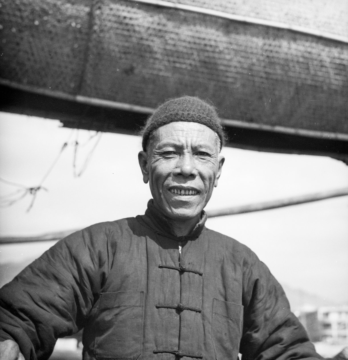 Muotokuva eräästä Kantonin suola-aluksen miehistön jäsenestä hänen aluksellaan Sham Shui Possa, Hongkongissa. tekijältä David Watkin Waters