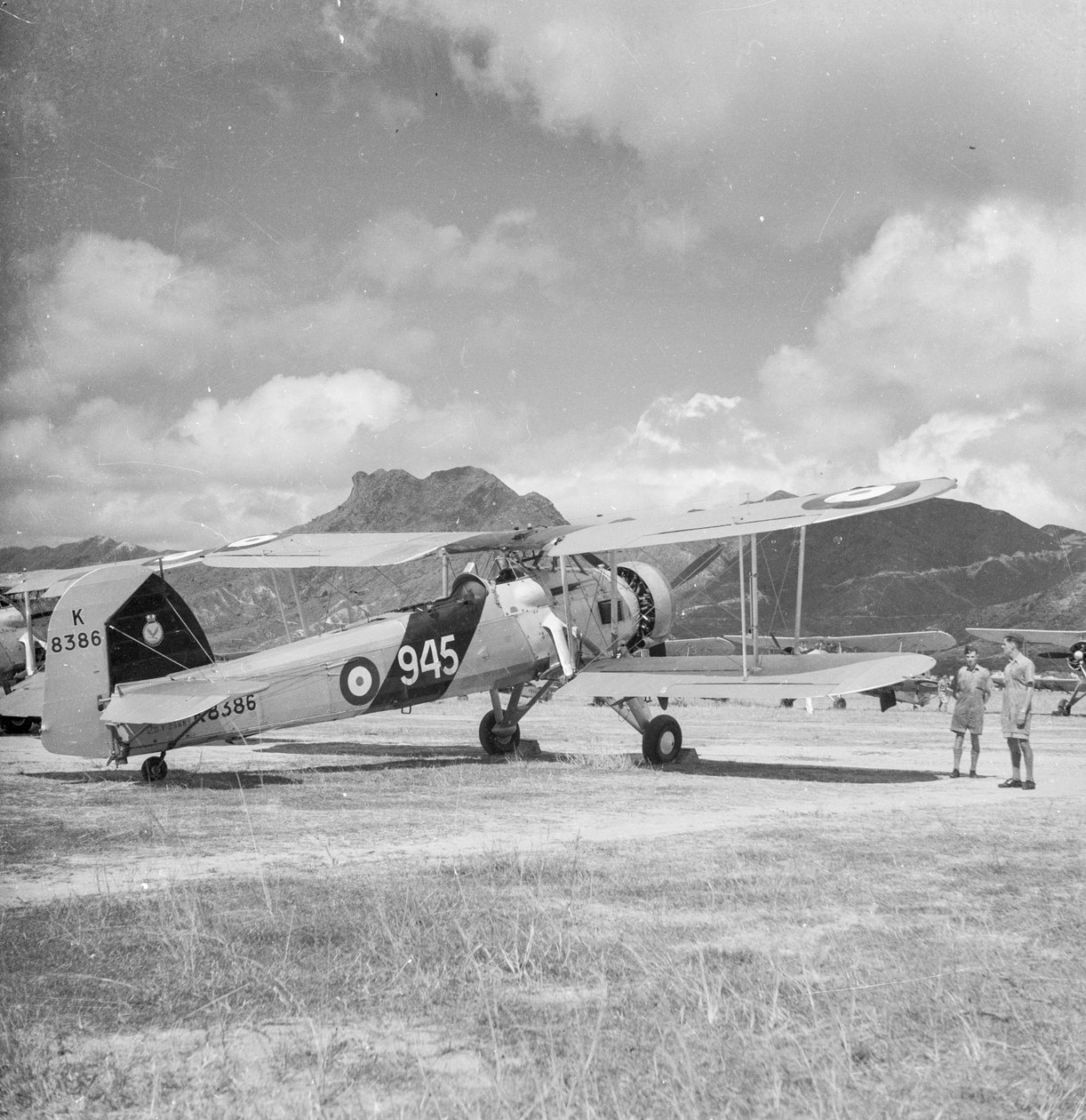 Fairey Swordfish I -torpedopommikone K8386, koodi 945, 824 laivueen laivaston ilmavoimien laivue, Kai Takin lentokentällä, Hongkongissa. tekijältä David Watkin Waters