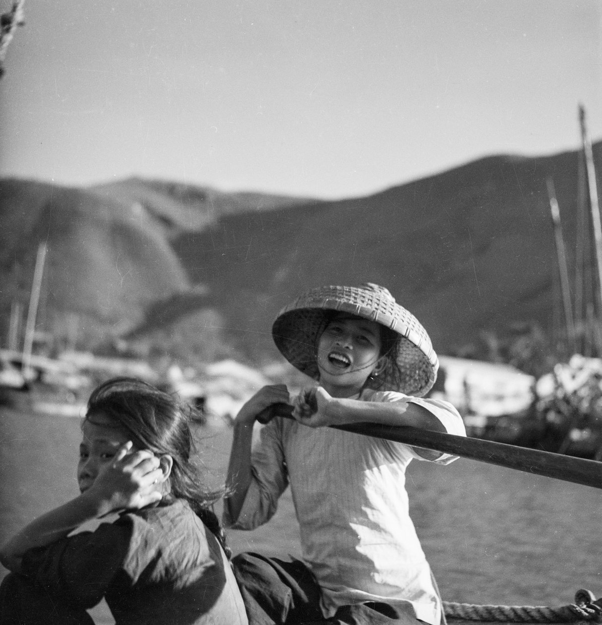 Kaksi nuorta sampan-tyttöä Aberdeenissa, Hongkongissa tekijältä David Watkin Waters