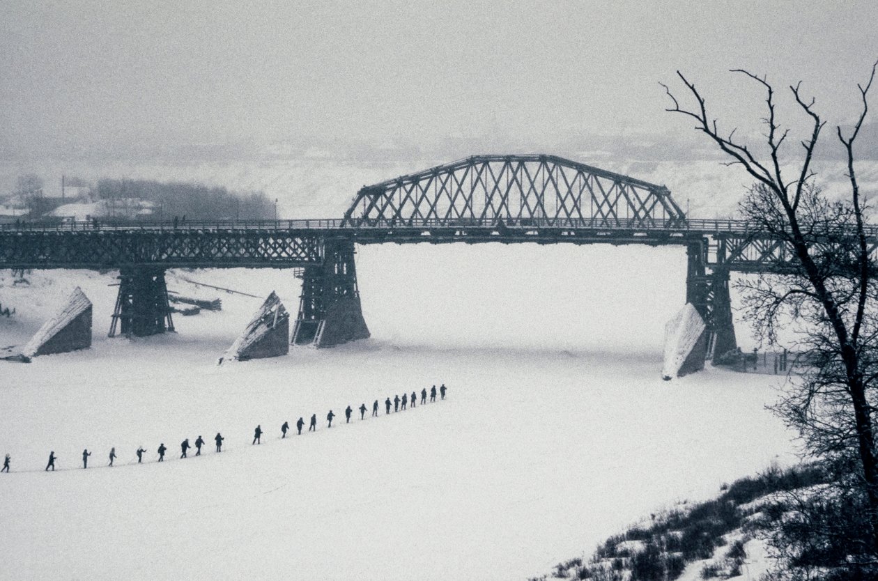 Novosibirsk, Ob-joki, Siperia, Neuvostoliitto, Opiskelijat ylittävät jäätyneen Ob-joen jalan lumessa, talvi 1976 (kuva) (kuva) tekijältä Dean Conger