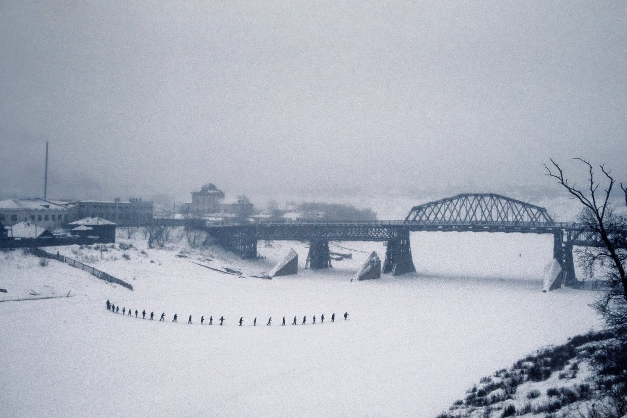 Novosibirsk, Ob-joki, Siperia, Neuvostoliitto, Opiskelijat ylittävät jäätyneen Ob-joen jalan lumessa, talvi 1976 (kuva) (kuva) tekijältä Dean Conger