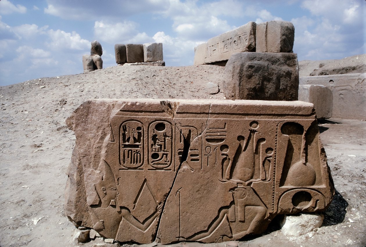 Tanis Egypti, piirustuksia kivijäännökseen Tanisin muinaisessa kaupungissa, jossa on hieroglyfejä. tekijältä Dean Conger