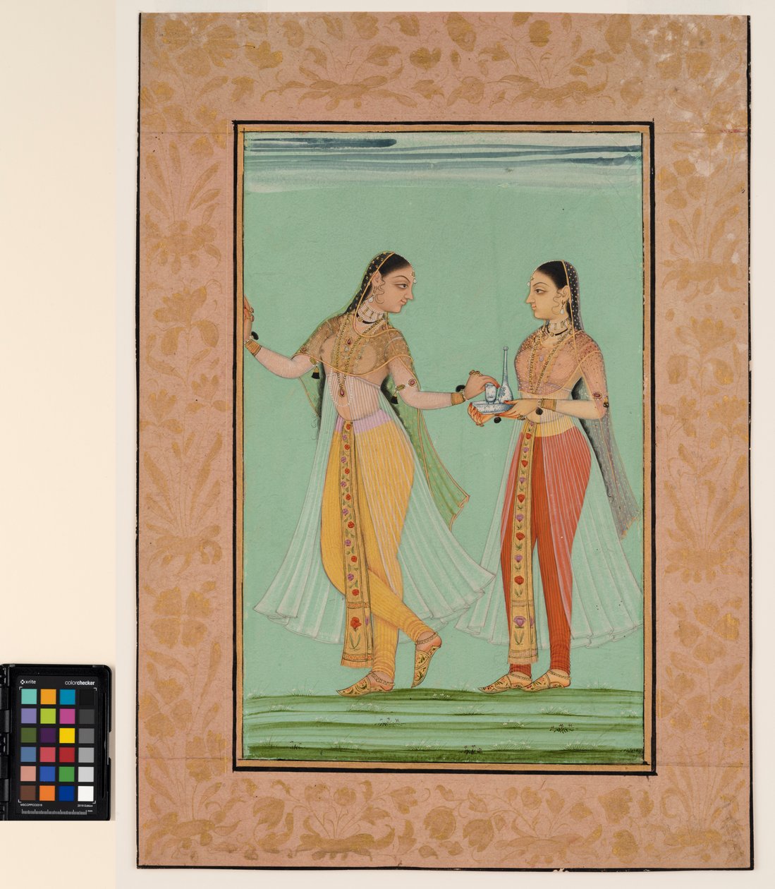 Pysyvä nainen tarjosi piikalleen tarjottimen, n. 1670 (läpinäkymätön akvarelli ja kulta paperilla) tekijältä Deccani School