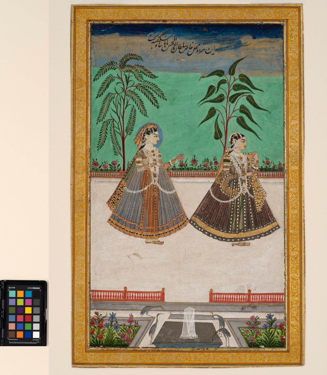 Kaksi naista Golcondan Tana Shahin haaremista, n. 1800 (läpinäkymätön akvarelli ja kulta paperille, kiinnitetty albumin sivulle) tekijältä Deccani School