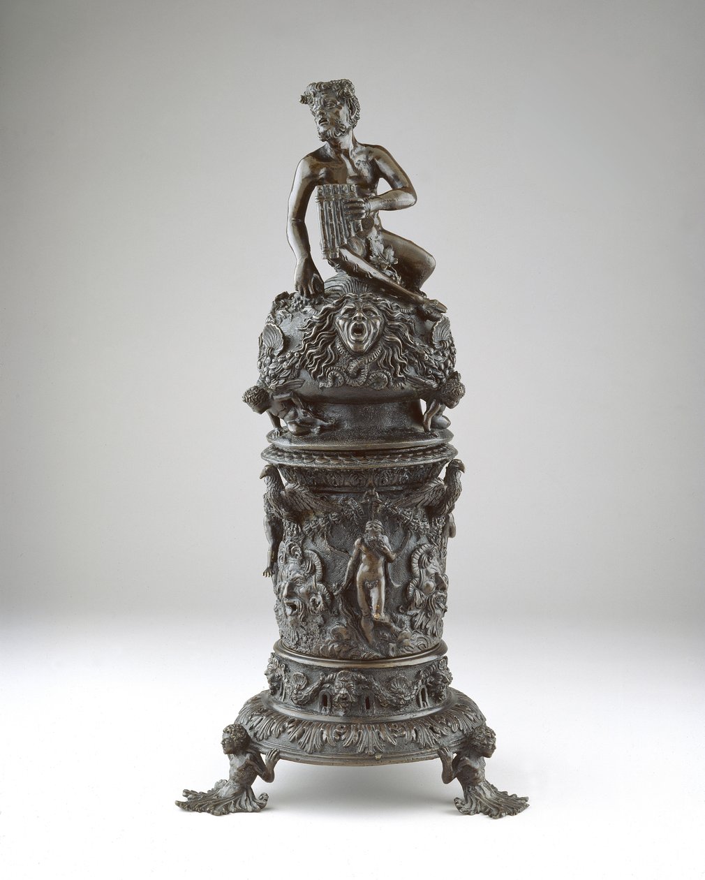 Hajuvesipoltin, n. 1530-40 (pronssi) tekijältä Desiderio da Firenze
