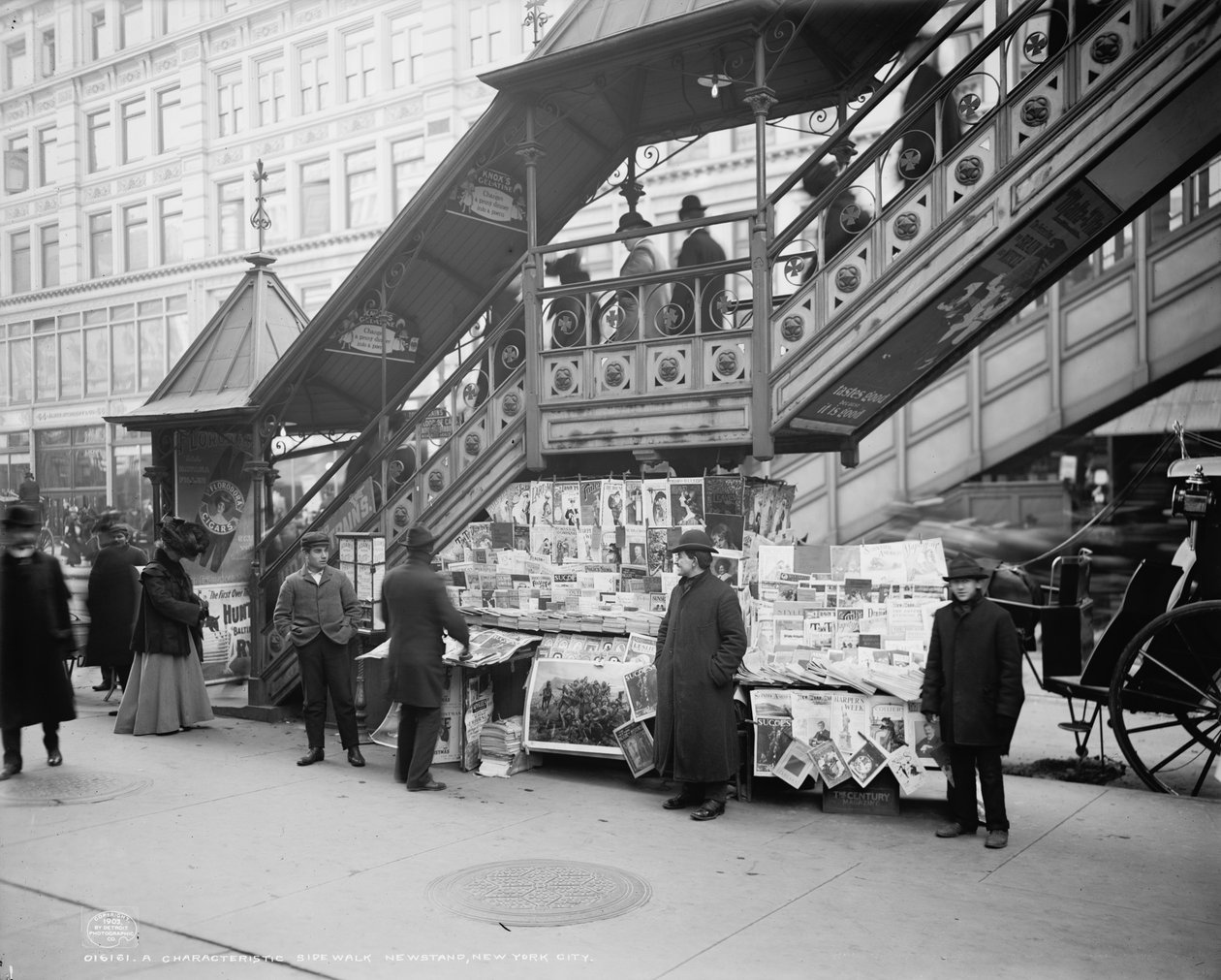 Tyypillinen jalkakäytävän lehtikioski, New York City, noin 1903. tekijältä Detroit Publishing Co.