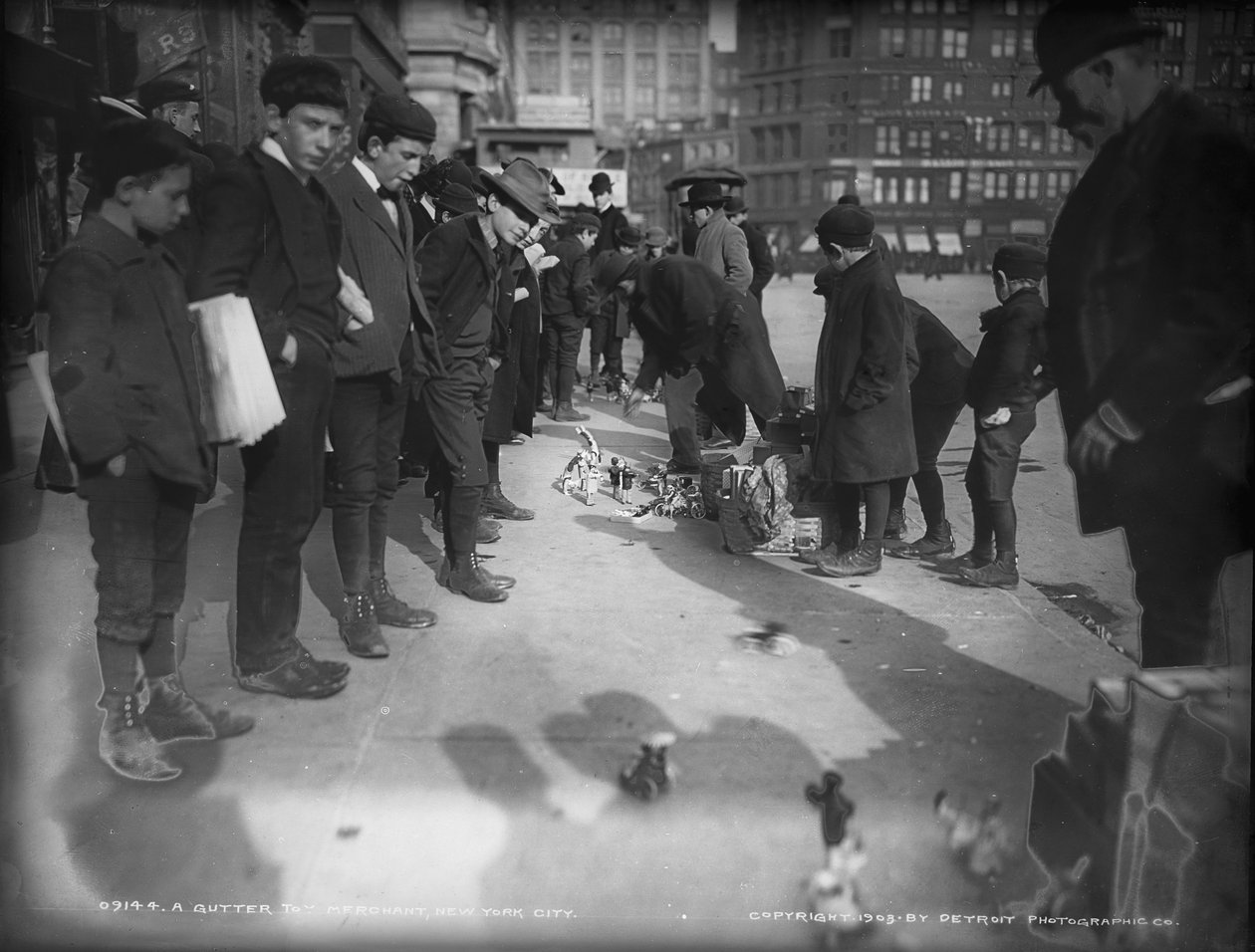 Lelukauppias katuojassa, New York, 1903. tekijältä Detroit Publishing Co.