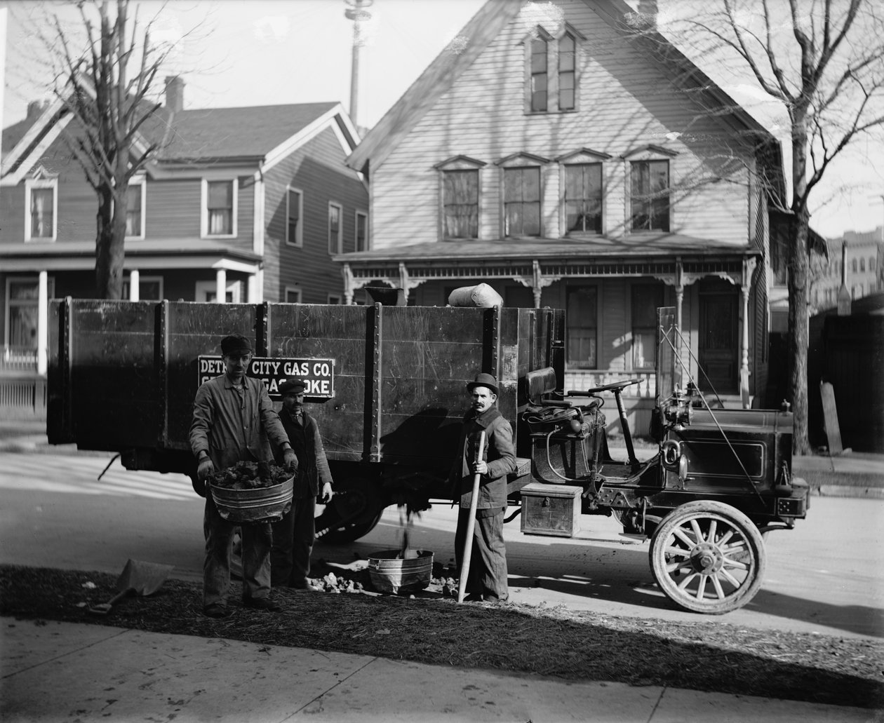 Koksin toimitusvaunu ja työntekijät, Detroit City Gas Co., Michigan, 1900 tekijältä Detroit Publishing Co.