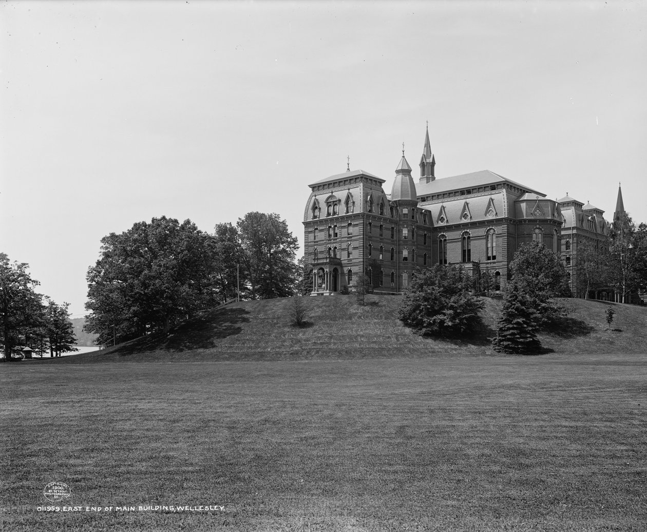 Päärakennuksen itäpää, Wellesley College, Massachusetts, n. 1900 tekijältä Detroit Publishing Co.