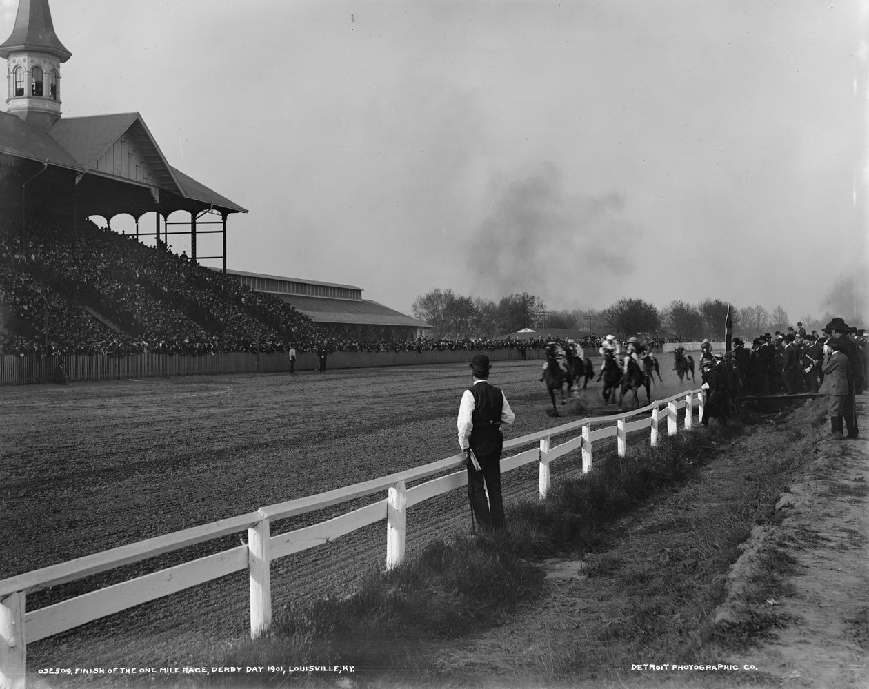 Yhden mailin kilpailun maali, Derby Day 1901, Louisville, Kentucky, 1901 tekijältä Detroit Publishing Co.