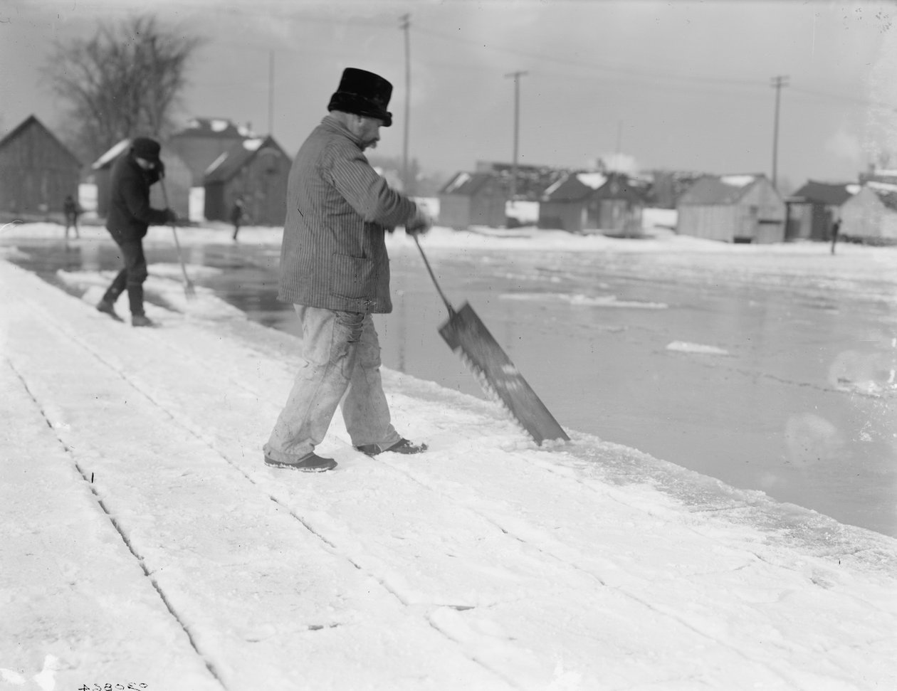 Jäänkorjuu, sahausta, 1900-10 tekijältä Detroit Publishing Co.