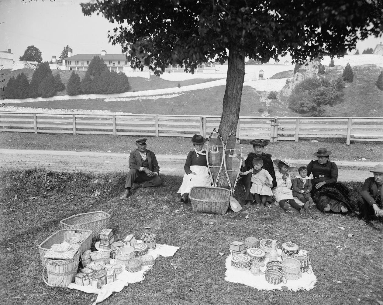 Intiaanien korimarkkinat, Mackinac, noin 1905 tekijältä Detroit Publishing Co.