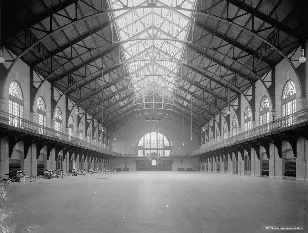 Interior of Armory, US Naval Academy, Annapolis, Maryland, n. 1900-06 tekijältä Detroit Publishing Co.