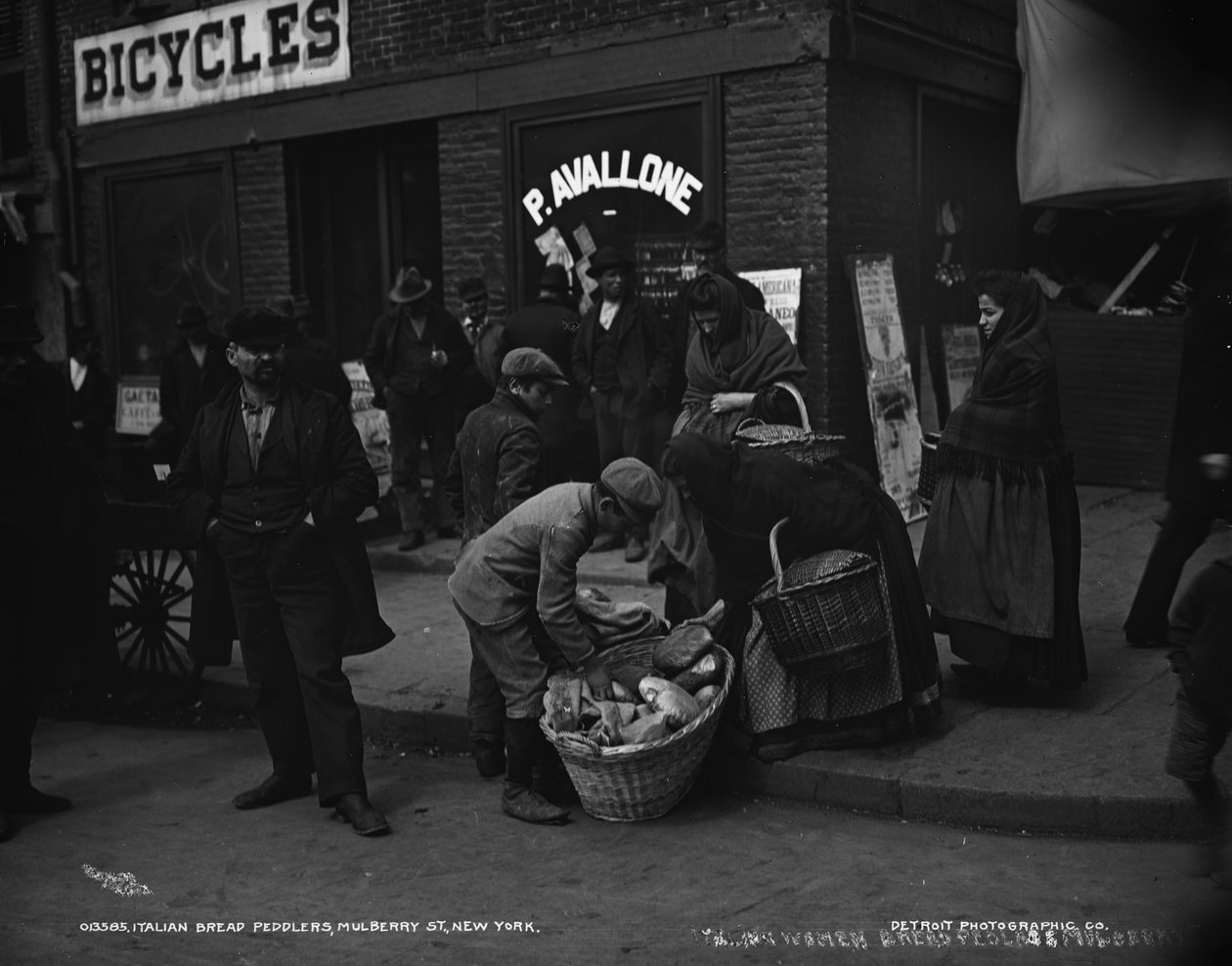 Italialaisen leivän kaupustelijoita, Mulberry St., New York, noin 1900. tekijältä Detroit Publishing Co.