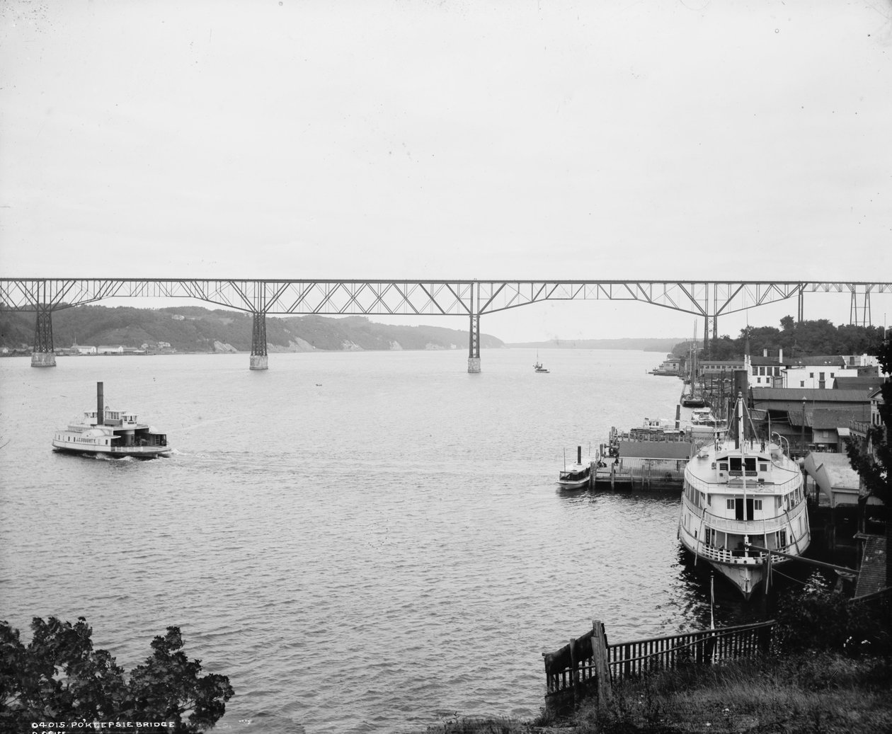 Pokeepsie (Poughkeepsie) Bridge, New York, n. 1880-1897 tekijältä Detroit Publishing Co.