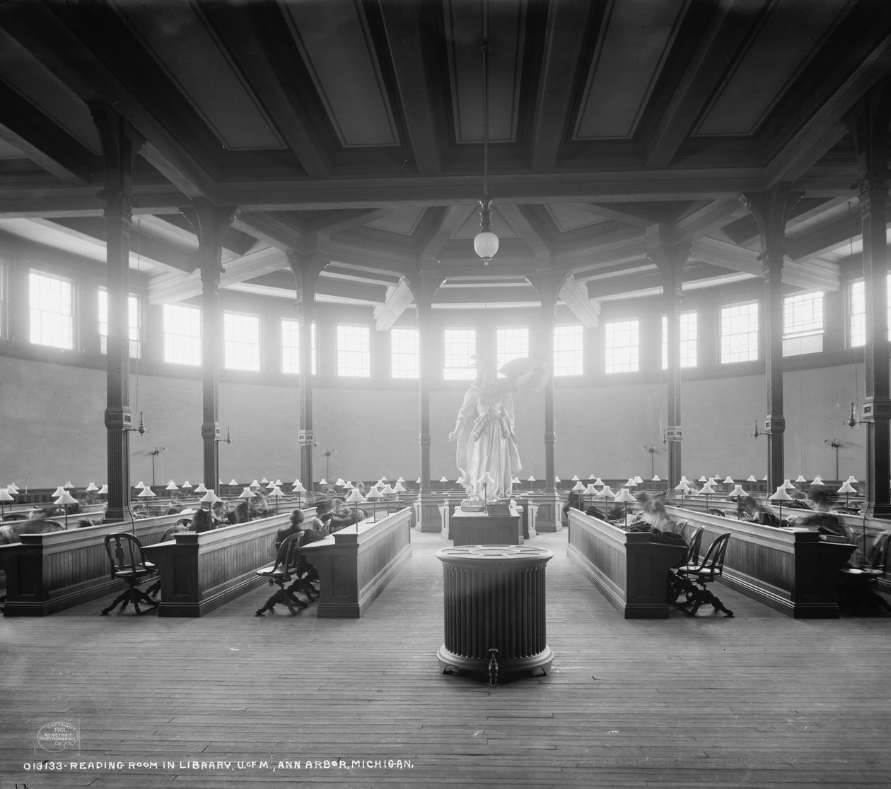 Lukusali kirjastossa, Michiganin yliopisto, Ann Arbor, Michigan, noin 1901. tekijältä Detroit Publishing Co.