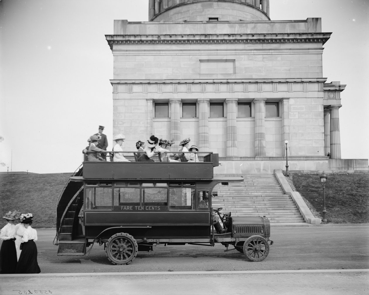 Kumikaulusauto, Riverside Drive, New York, N.Y., 1900 tekijältä Detroit Publishing Co.