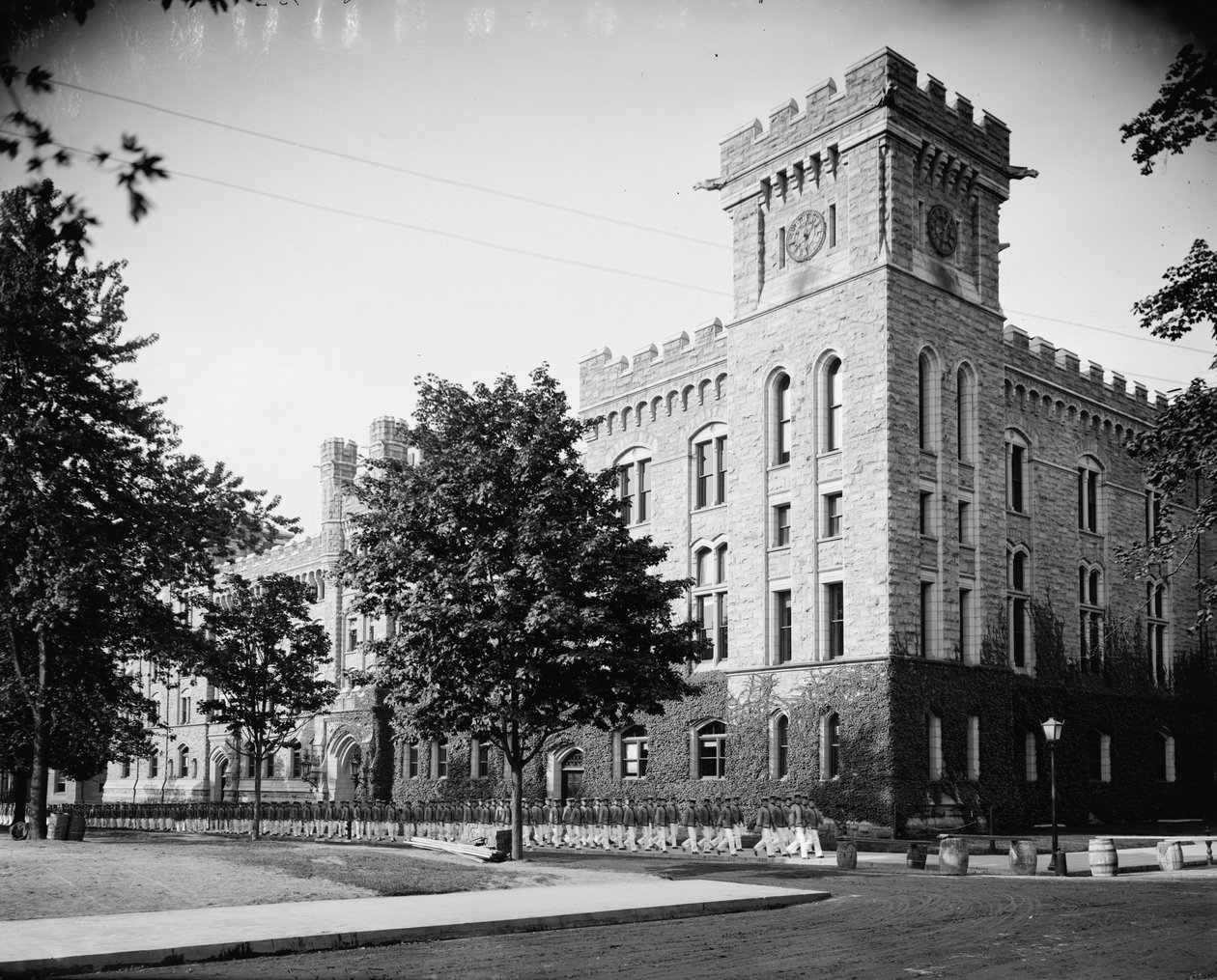 The Academic Building, kadetit palaamassa sotkusta, West Point, N.Y., n. 1900-15 tekijältä Detroit Publishing Co.