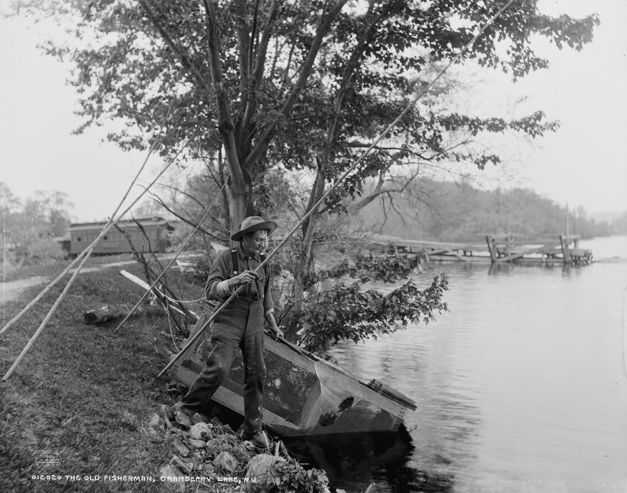 The Old Fisherman, Cranberry Lake, N.J., noin 1900 tekijältä Detroit Publishing Co.