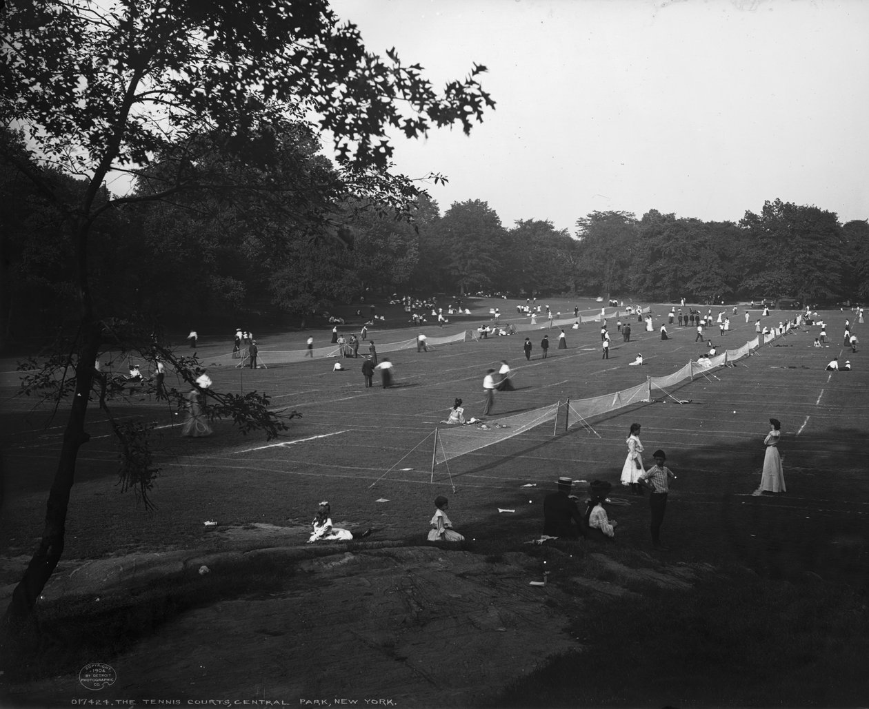 Tenniskentät, Central Park, New York, n. 1904 tekijältä Detroit Publishing Co.